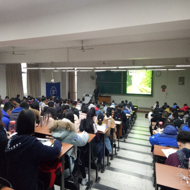 李小根老师在讲解 李小根老师在讲解